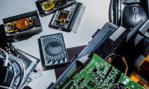   加密货币全球名人：影响区块链世界的重要人物 / 

 guanjianci 加密货币, 区块链, 名人, 投资 /guanjianci 

随着加密货币的普及，区块链技术不断发展，越来越多的人开始关注并参与这个新兴的市场。许多在这个领域内颇具影响力的人物及其事迹受到了广泛的关注。他们不仅推动了加密货币的发展，还影响了很多人的投资决策和技术发展。因此，了解这些名人及其对行业的贡献，不仅是一个有趣的话题，也是一种投资策略的延伸。

本文将深入探讨几位在加密货币和区块链领域内的全球名人，以及他们如何推动了这一领域的发展。除此之外，我们还将认真讨论他们的理念、成就以及对未来加密市场的影响。

1. 中本聪：加密货币的始创者

中本聪是比特币的创造者，至今其真实身份仍然是一个谜。2008年，中本聪发布了比特币白皮书，随后在2009年推出了第一个比特币网络。他的理念是创建一个去中心化的货币系统，可以让人们在没有中介的情况下进行价值交换。这一理念彻底改变了人们对货币的理解，也为之后的加密货币革命铺平了道路。

中本聪的贡献不仅仅在于技术上，更在于他开创了一个属于去中心化的金融世界。他的理念引发了关于货币、权力和自由的广泛讨论。许多人认为，中本聪所倡导的自我主权的货币将成为未来经济的重要组成部分。

尽管中本聪在加密货币的早期阶段扮演了重要角色，但他在2011年后逐渐淡出公众视野，至今仍未露面。他的身份之谜常常吸引着媒体和研究者的关注，人们试图通过各种线索拼凑出他背后的故事。

2. 伊隆·马斯克：加密货币的推动者

伊隆·马斯克是现代科技界的显著人物，因其在特斯拉和SpaceX的杰出贡献而闻名。在加密货币的世界中，他的影响力同样不可小觑。马斯克通过他的推特，频繁提及比特币和其他加密货币，直接推动了市场的波动。例如，在2021年，他的推文关于特斯拉接受比特币支付的消息，使比特币价格瞬间飙升。

马斯克支持加密货币的原因不仅仅是认为其是未来的货币形式，还在于他相信去中心化的技术对人类社会进步的重要性。通过加密货币，人们能够实现更大的自由，打破传统金融系统的束缚。

然而，马斯克的影响力也带来了争议。他的随性发言不仅引发了市场剧烈波动，也引起了监管机构的关注。他的行为在加密市场中经常被视为“游戏”，，同时也带来了对市场稳定性的威胁。尽管如此，他的影响力依然是无法忽视的，许多投资者会跟随其动态进行投资决策。

3. 维塔利克·布特林：以太坊的创始人

维塔利克·布特林是以太坊的共同创始人，也是区块链技术领域的重要人物。以太坊的出现弥补了比特币只用作货币的局限性，提供了一个支持智能合约和去中心化应用的平台。布特林的愿景是创造一个开放的网络，任何人都能在这个平台上构建应用程序，而不受中介的限制。

布特林的技术洞察力和对区块链未来的独特见解，使他在行业内赢得了广泛的尊重。以太坊不仅促进了ICO（首次代币发行）的热潮，更加速了DeFi（去中心化金融）和NFT（非同质化代币）等新兴领域的发展。虽然以太坊在发展过程中也面临诸多技术挑战，比如网络拥堵和手续费问题，但布特林坚持对其进行改进并推动其向2.0版本升级，以解决这些问题。

布特林的前瞻性思维和对去中心化原则的坚守，使他成为了加密货币世界的一个领军人物。他的影响力超越了一个项目本身，对全球区块链生态的形成起到了至关重要的作用。

4. 查理·李：莱特币的创始人

查理·李是莱特币的创始人，他在2011年发布了莱特币，旨在创造一个比比特币更轻量级的数字货币。莱特币采用了不同的算法，交易确认速度更快，目标是为日常交易提供便利。李认为，加密货币应该成为实实在在的支付工具，而不仅仅是投资资产。

查理·李积极参与社区的建设和发展，他时常鼓励人们进行技术创新，推动莱特币的发展。他曾在社交媒体上发起各种活动，吸引了大批支持者，最终建立起了一个强大的社区。

李在2017年将他大部分莱特币资产出售，引发了一些争议。他的行为为他在社区中的声誉带来了一些负面影响，但他依然坚持推广莱特币，并积极与其他项目合作，推动跨链技术的发展。查理·李的坚持和对技术的热忱，使他的名字与莱特币紧密相连，也为他赢得了支持者的认可。

5. 安东尼·帕彭诺：加密货币的金融分析师

安东尼·帕彭诺是著名的金融分析师和投资者，他以其对加密货币市场的深入分析而受到广泛关注。他是金融媒体和投资平台的资深成员，频繁分享关于加密货币市场的见解与分析。凭借其在传统金融和加密货币之间的深厚理解，帕彭诺为许多人提供了宝贵的投资建议。

帕彭诺强调，加密货币不仅是一种货币形式，也是一种资产类别，具有自己的风险和收益特征。他提倡理性的投资策略，鼓励投资者深入了解市场，而不仅仅依赖热门趋势。他的经验和见解帮助很多投资者避免了由市场波动带来的潜在损失。

此外，他还关注区块链技术的未来趋势以及对各行业的影响。他认为，加密货币的进一步普及与法规的完善将推动整个市场的成熟。而他所倡导的教育和理解，也将成为未来投资成功的关键。

6. 崔西·邓：女性在加密货币市场的代表

崔西·邓是加密货币领域的一位杰出女性代表，她不仅是一位成功的投资者，还是大量加密货币项目的顾问。作为女性在一个以男性为主的行业中占据重要位置的典范，邓通过自己的努力，为更多女性在数字资产领域的发展铺平了道路。

崔西·邓坚信，加密货币的未来需要更多的多样性和包容性。她积极倡导女性参与到科技和金融领域，认为这是推动整个行业进步的重要因素。通过举办研讨会和教育项目，邓帮助了无数女性理解并参与加密货币市场。她的工作无疑为增加女性在这一行业中的地位与影响力做出了巨大贡献。

除了推动性别多样性之外，邓还关注社会责任和可持续发展。她相信，未来的加密货币项目应当更加注重社会的整体利益，而不仅仅是追求利润。这一理念使她的影响力不仅局限于加密货币领域，也扩展到了整个社会的可持续发展倡导者。

总结

以上所提到的几位名人，无论是在技术上、社会影响力，还是在金融分析领域，都对加密货币和区块链的未来发展产生了深远的影响。他们的故事和贡献构成了当今加密货币世界的重要一部分，帮助公众更好地理解这一复杂的市场。

加密货币的未来充满挑战，但同时也蕴含着巨大的机遇。通过关注这些名人的动向，投资者能够更好地把握市场趋势，做出明智的投资决策。随着技术的进步和应用的扩展，我们可以预见，加密货币将在未来的发展中持续发挥重要作用。

---

### 可能相关的问题：

1. 中本聪的身份为什么那么神秘？
2. 投资加密货币的风险有哪些？
3. 加密货币如何影响传统金融体系？
4. 如何选择合适的加密货币进行投资？
5. 加密货币的法律法规现状如何？
6. 如何保护加密货币投资中的资产安全？

在接下来的部分，我将详细解答这些问题。